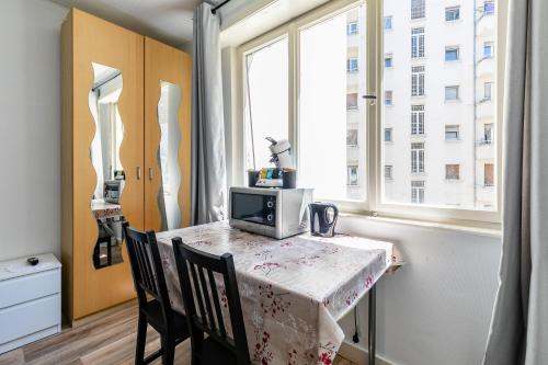 une pièce avec une table avec une télévision et une fenêtre dans l'établissement Studio Centre / Quartier krutneau, à Strasbourg