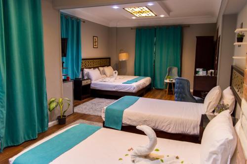 Postel nebo postele na pokoji v ubytování Pyramids Gate Hotel