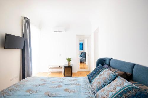 a bedroom with a blue bed with a blue blanket at Caveau in Palermo