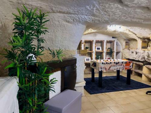 un salon avec une table au milieu d'une pièce dans l'établissement Maison Semi-Troglodyte avec 4 vélos, à Rochecorbon