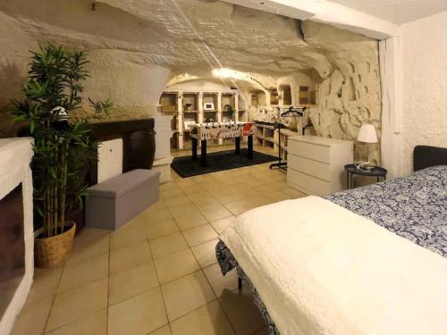 Postel nebo postele na pokoji v ubytování Maison Semi-Troglodyte avec 4 vélos