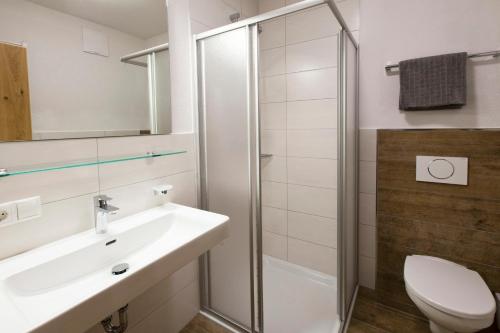 ナウダースにあるApart Bergzeitのバスルーム(シャワー、洗面台、トイレ付)