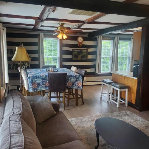 una sala de estar con una mesa y un sofá en Lincoln Logs, en Gettysburg