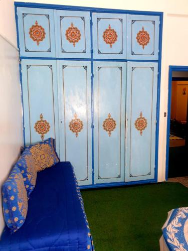 a blue wall with a blue couch in a room at Casa Plasa Grande CHEFCHAOUEN in Chefchaouene
