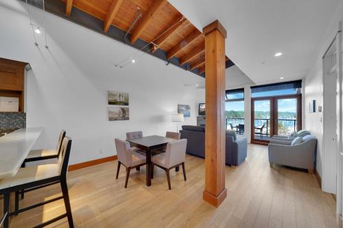 Postel nebo postele na pokoji v ubytování Mariner's Loft - Salt Spring Island