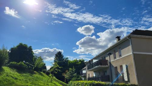 un bâtiment sur le côté d'une colline avec le ciel dans l'établissement B&B Sweet Meauxtown - Gare de Meaux, à Villenoy