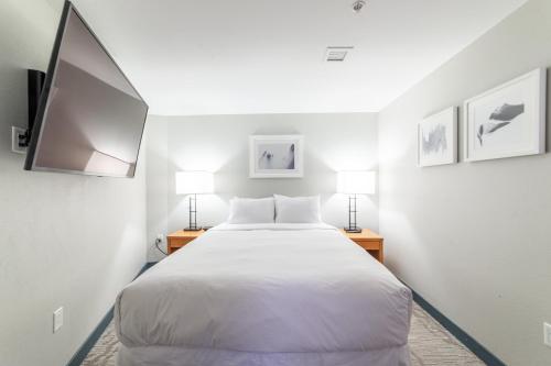 a bedroom with a bed and two lamps and a tv at Luxury 2 Bedroom Penthouse with Stunning Views! in Mammoth Lakes