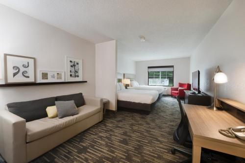 Posezení v ubytování Country Inn & Suites by Radisson, Lake George Queensbury , NY