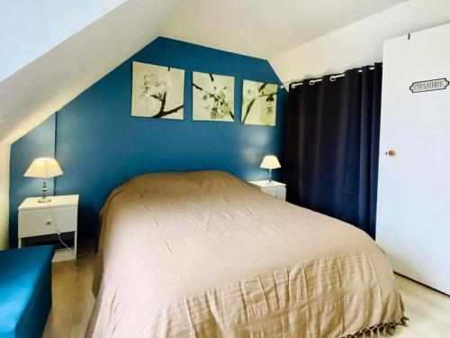a bedroom with a bed and a blue wall at Résidence B20-perros Guirec - Maison avec terrasse près du port de Perros-Guirec MAE-3764 in Perros-Guirec