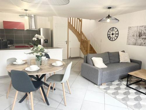 un salon avec un canapé et une table dans l'établissement Chaleureuse maison au coeur d'Argenton-sur-Creuse, à Argenton-sur-Creuse