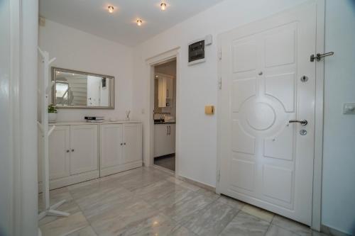 a white room with a door and a kitchen at Villa mit einzigartigem Ausblick in Alanya