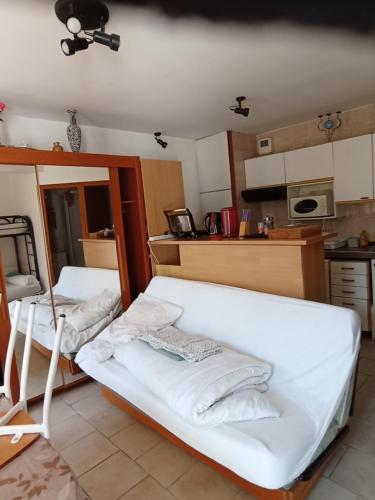 - une cuisine avec 2 lits dans une chambre dans l'établissement STUDIO 5 personnes N7 LUZ SAINT SAUVEUR draps et serviettes fournis, à Luz-Saint-Sauveur