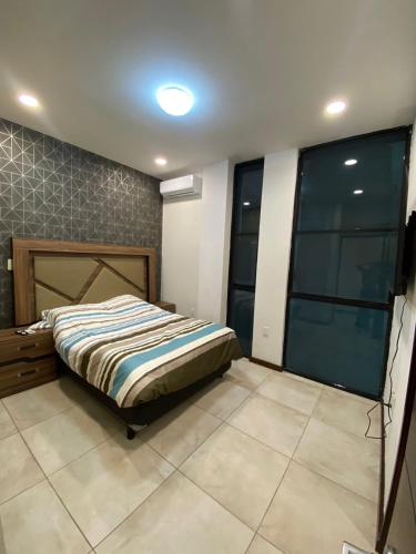 a bedroom with a bed in a room at DEPARTAMENTO DE LUJO muy AMPLIO in Tampico