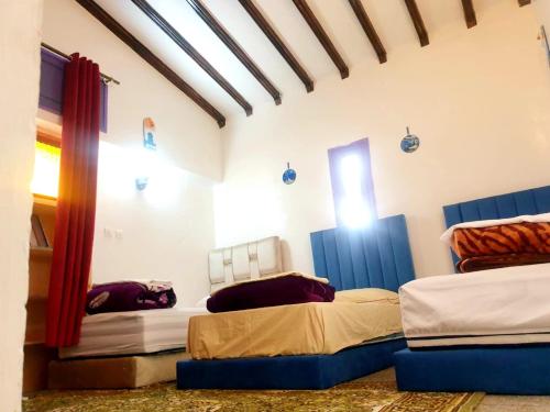 a room with two beds in a room at Casa Plasa Grande in Chefchaouene