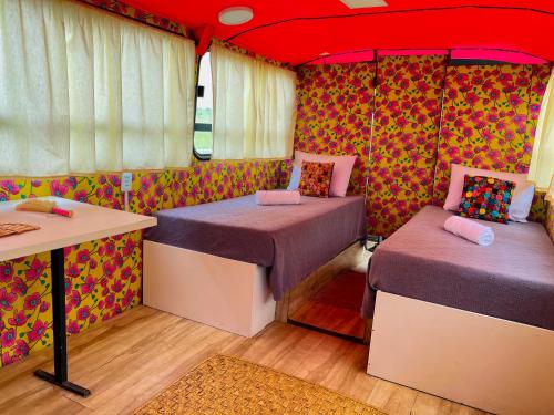 una piccola stanza con due letti e un tavolo di Arteco Camp a Baía Formosa