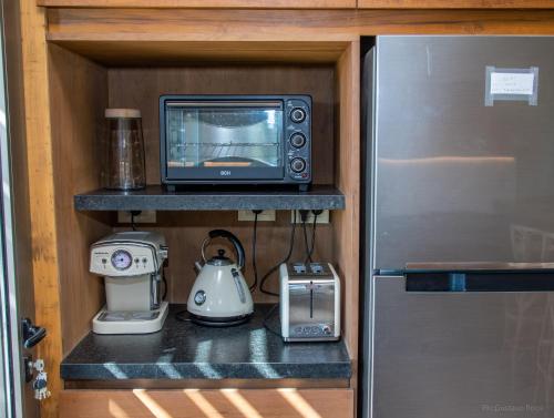 une petite cuisine avec un micro-ondes et un réfrigérateur dans l'établissement Villa Atamisque V, à Tupungato