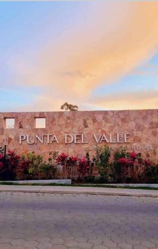 eine Wand mit einem Schild mit der Aufschrift „Punilla del Valle“ in der Unterkunft departamento en yecapixtla in Tecolote
