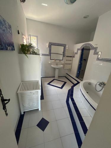 Ένα μπάνιο στο Villa Verde