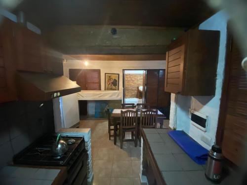 eine Küche mit einem Herd und einem Esszimmer in der Unterkunft Home Sweet Hospedaje Temporal in Cordoba