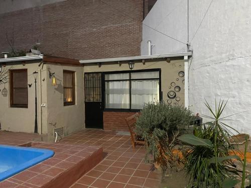 ein Haus mit einer Terrasse und einem Pool in der Unterkunft Home Sweet Hospedaje Temporal in Cordoba