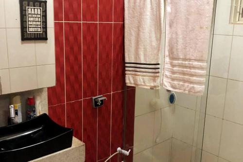 Et badeværelse på Casa em região nobre com área Gourmet e Jacuzzi