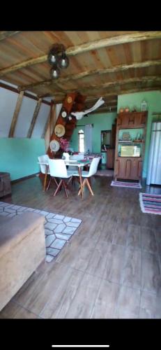 a large living room with a table and chairs at Chalé em Treviso Sítio Pé do Morro in Treviso