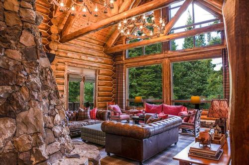 Χώρος καθιστικού στο Limber Pine Lodge