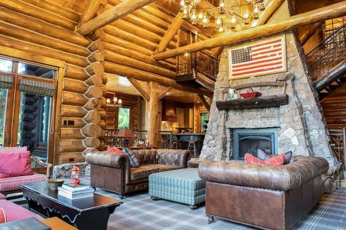 Χώρος καθιστικού στο Limber Pine Lodge
