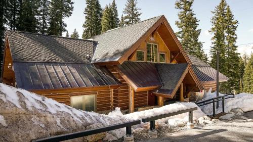 a log cabin in the woods in the snow at Rivamonte in Brighton