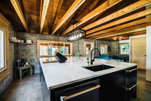 eine Küche mit weißer Arbeitsplatte und Holzdecken in der Unterkunft The Cottage by Wanderlust Abodes in Bellaire