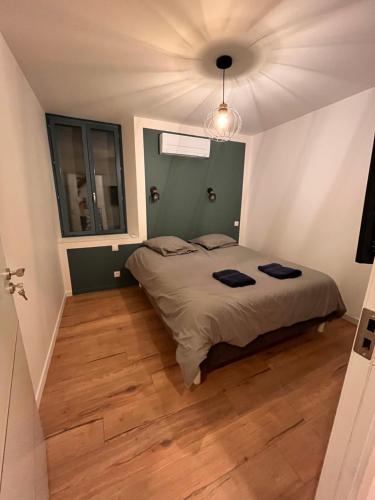 Ένα ή περισσότερα κρεβάτια σε δωμάτιο στο Maison chaleureuse au cœur du Grésivaudan