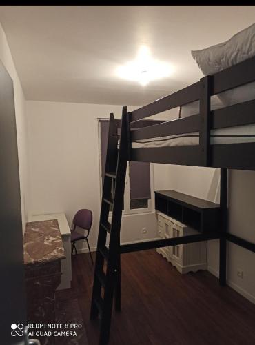 Cette chambre comprend un lit en mezzanine et un bureau. dans l'établissement TRES BEL APPARTEMENT AUX PIEDS DE LA GARe, à Épinay-sur-Seine