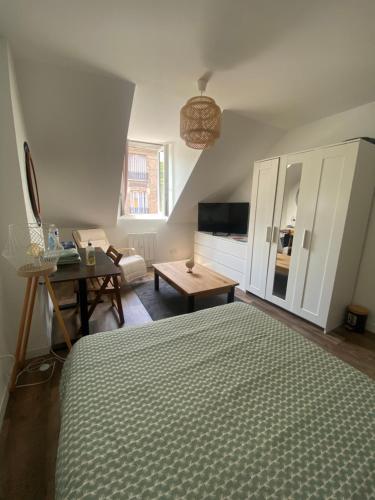 une chambre avec un lit et un salon dans l'établissement Chambres lumineuses à 20 minutes de Paris Centre et proches des sites Olympiques, à Argenteuil