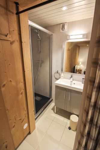 une salle de bain avec douche et lavabo dans l'établissement Chalet Hauts Forts Prodains Mountain Voyages, à Morzine