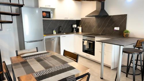 a kitchen with a table and a stove top oven at Casa Luna Rural Con Piscina y Jardín in Ourense