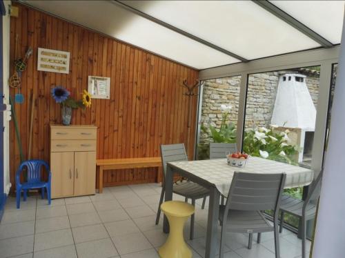 une salle à manger avec une table et des chaises dans l'établissement Maison oleronaise, à Saint-Georges-dʼOléron