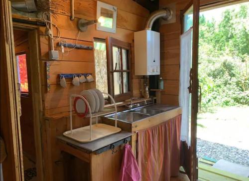 une cuisine avec un évier et un plan de travail dans l'établissement Studio chalet Sud Ouest, à Soustons