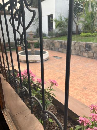 Taman di luar CasaLola las lagunas