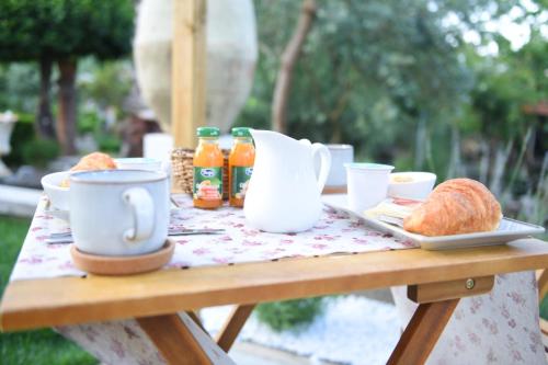 a picnic table with a tray of food and bread at Casa Nonna Generosa in Agerola