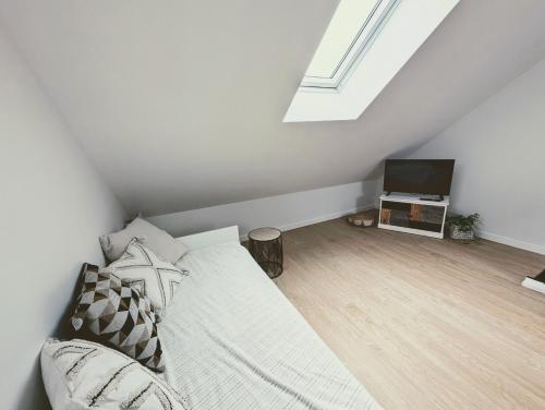 Μια τηλεόραση ή/και κέντρο ψυχαγωγίας στο Duplex77 Near Disney