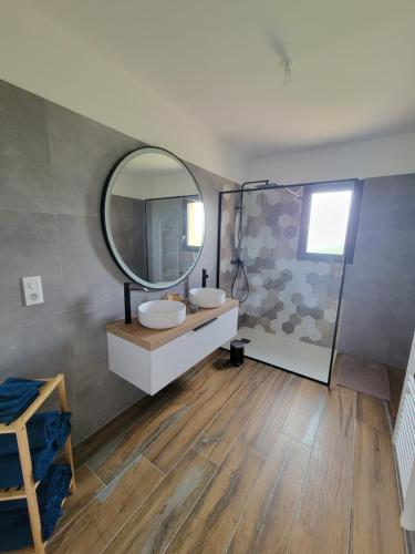 une salle de bain avec deux lavabos et un miroir dans l'établissement Belle maison neuve, au Buisson de Cadouin
