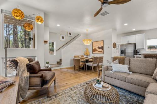 una sala de estar con un sofá y una mesa en Elegant New Construction Bungalow with Scenic Forest Views, en Flagstaff