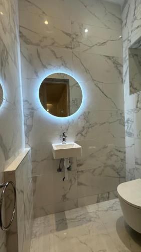 a bathroom with a sink and a mirror at Chateau Loyd & Spa Normandie Pays de Caux in Veauville-les-Baons