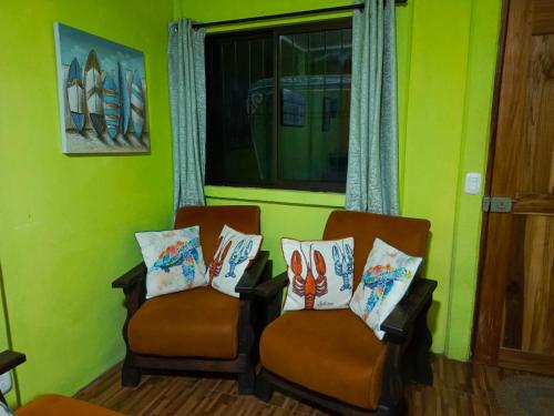 Een zitgedeelte bij Villa Angelo Puerto Viejo