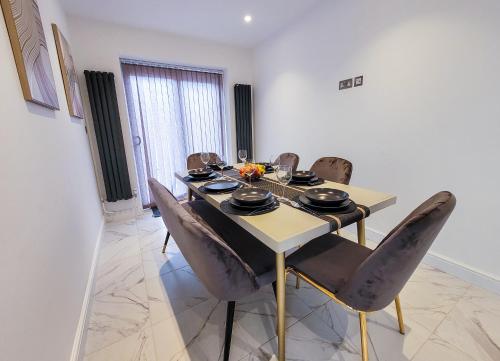 Foto Londonis asuva majutusasutuse 4 bed 2 bath Spacious House with 2 Driveway parking in Ilford London galeriist