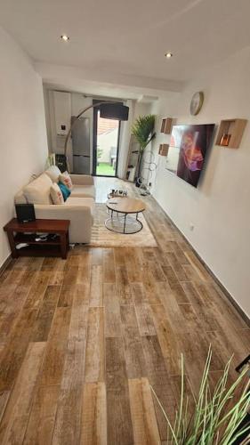 un salon avec un canapé et une table dans l'établissement La terrasse de bezons, à Bezons