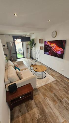 un salon avec un canapé et une table dans l'établissement La terrasse de bezons, à Bezons