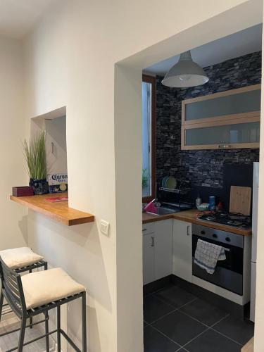 une cuisine avec un évier et une cuisinière dans l'établissement Charmant deux pièces - Tout Confort - écusson, à Montpellier