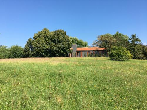 a house in the middle of a field of grass at VILLA TUGURIO. La tua casa immersa nel verde in Grumolo Pedemonte