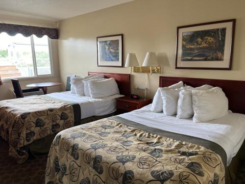 Postel nebo postele na pokoji v ubytování Travelodge by Wyndham Drumheller AB
